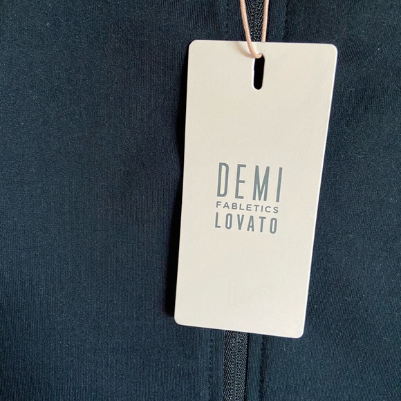 Cropped black athletic zip up - Picture 2 of 3